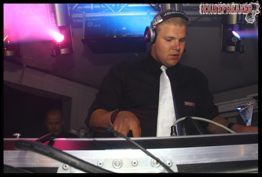 889x601 pixels (541K)